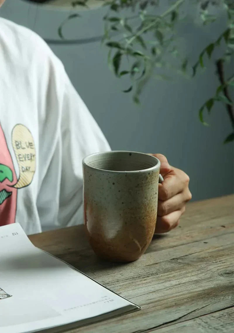 RusticCharm - Keramiktasse mit Untertasse im handbemalten Design