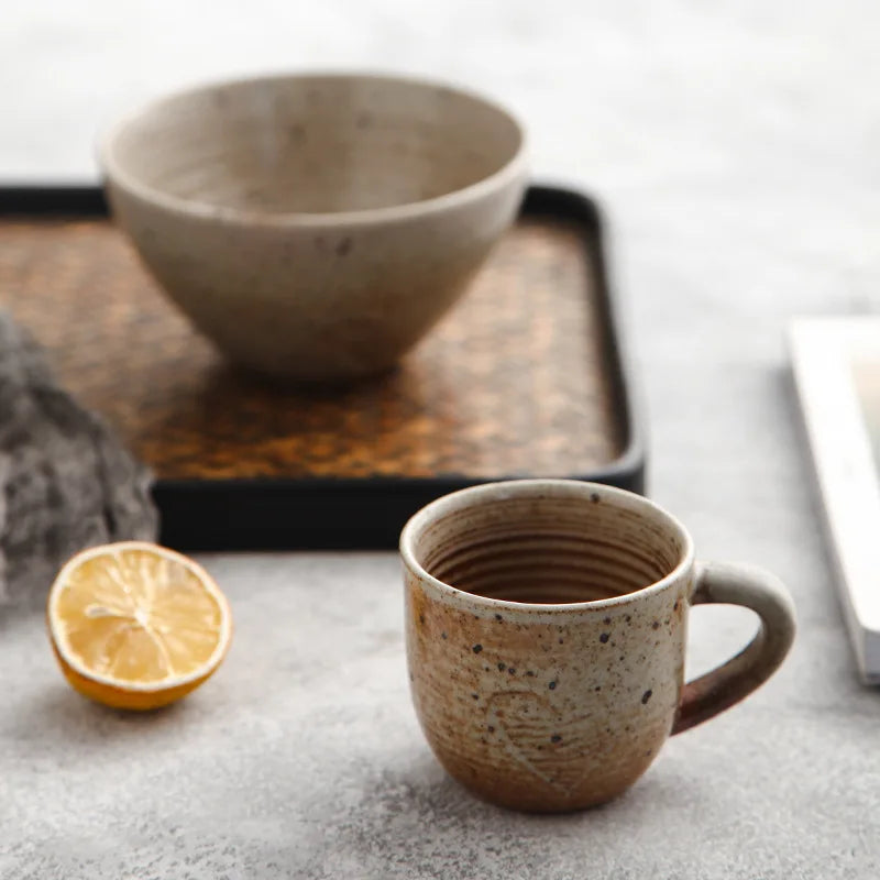 RusticCharm - Keramiktasse mit Untertasse im handbemalten Design