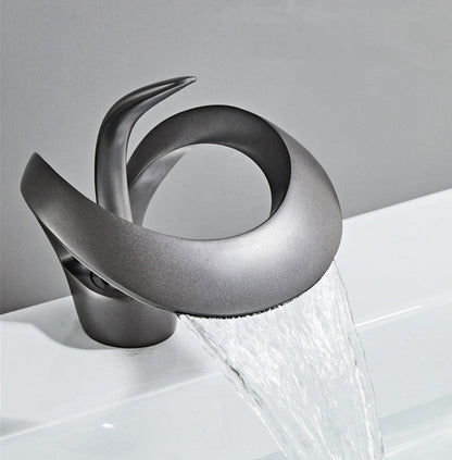 Badezimmer Wasserhahn mit modernem Wasserfallauslauf