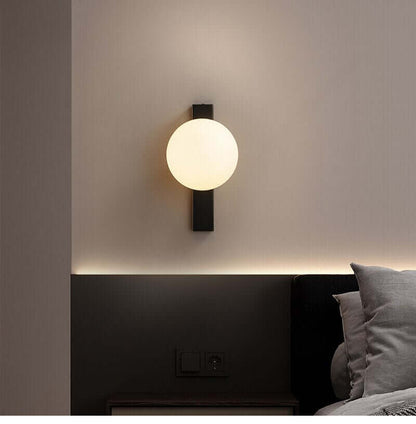 Minimalistische Nordic Wandlampe mit gefrostetem weißen Ball