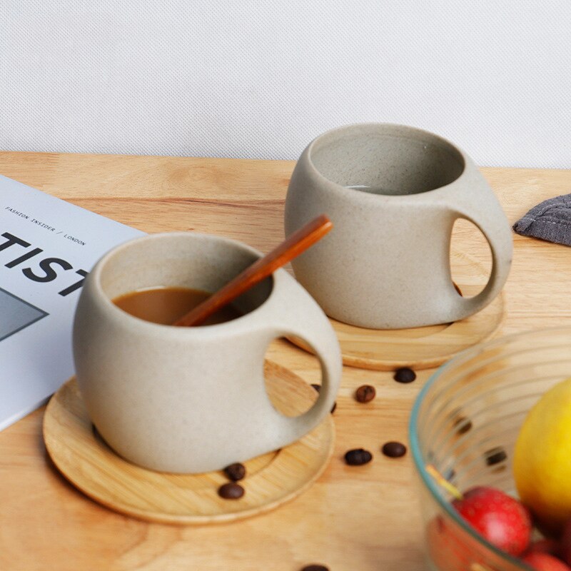 Keramikbecher im japanischen Stil mit Untertasse aus Holz