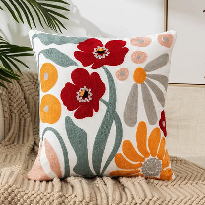 BloomLinen – Bestickter Kissenbezug aus Baumwoll-Canvas mit rustikalem floralem Pracht