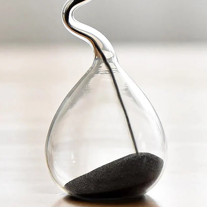 Schwarze Sanduhr im modernen Design – Kurviges Wohnaccessoire aus Glas als ästhetisches Tischornament