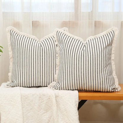 NordicLuxe – Jacquard-Kissenbezüge mit elegantem weißen Rüschen