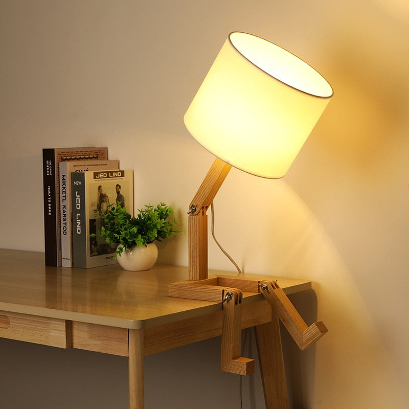 Tischlampe aus Holz in Roboterform