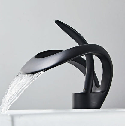 Badezimmer Wasserhahn mit modernem Wasserfallauslauf