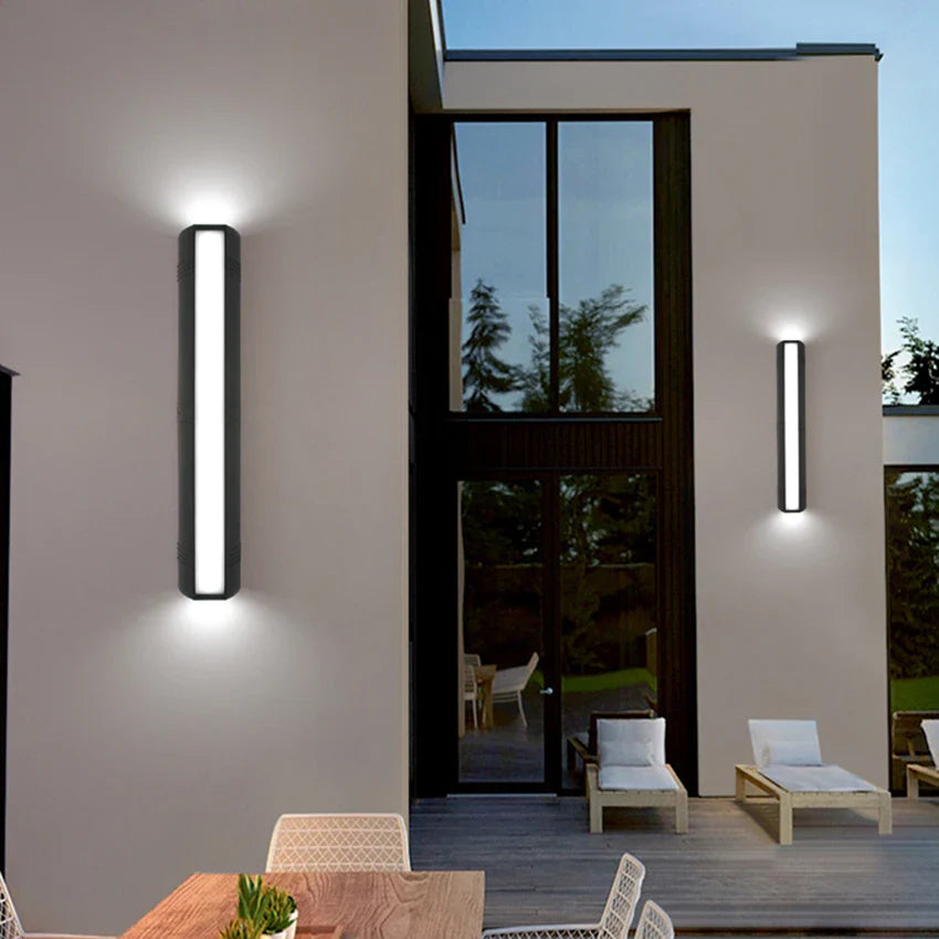 Royaleva Wasserfeste Außenwandlampe mit 3-seitiger LED-Beleuchtung