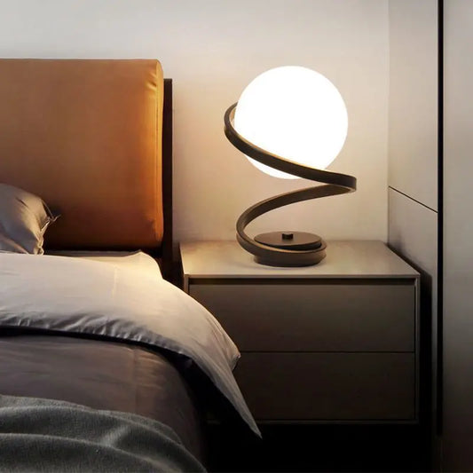 SpiraGlow – Elegante Tischlampe mit einzigartigem Design