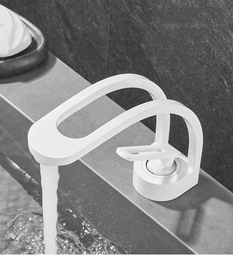 Gebogene Premium-Armatur fürs Bad – Innovatives Dual-Channel-System & edles Design