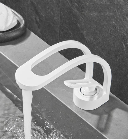 Gebogene Premium-Armatur fürs Bad – Innovatives Dual-Channel-System & edles Design