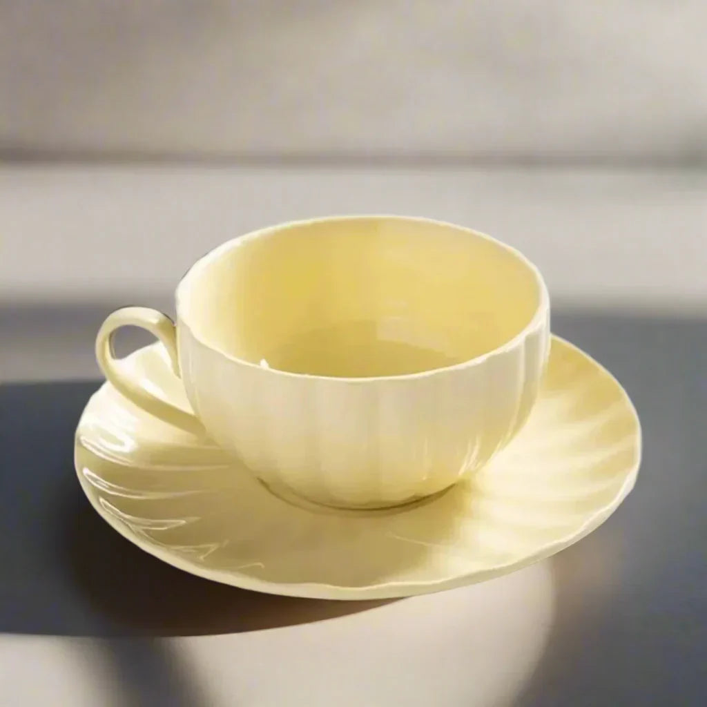 Elegantes Blumen-Tassen- und Untertassen-Set