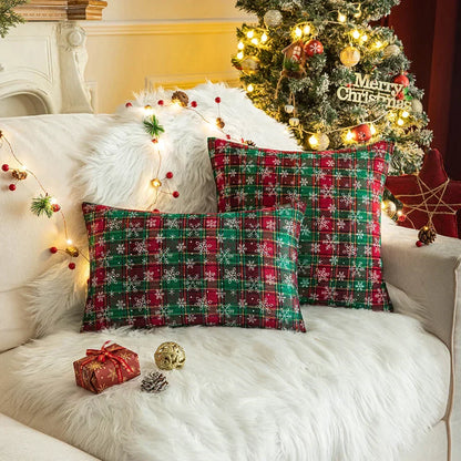HolidayGlow – Weihnachtskaro Kissenbezug mit Schneeflockenmotiv für ein magisches Interieur