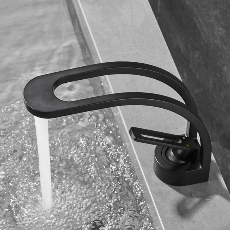 Gebogene Premium-Armatur fürs Bad – Innovatives Dual-Channel-System & edles Design