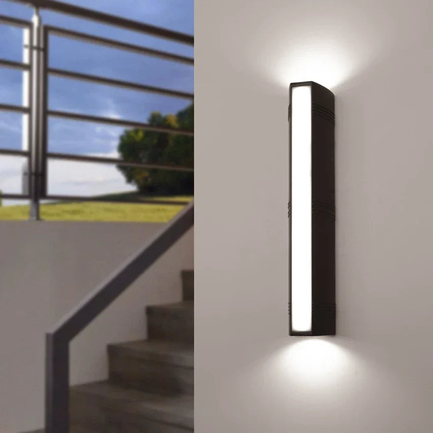 Royaleva Wasserfeste Außenwandlampe mit 3-seitiger LED-Beleuchtung