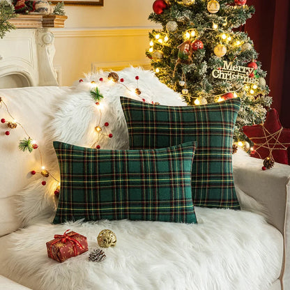 HolidayGlow – Weihnachtskaro Kissenbezug mit Schneeflockenmotiv für ein magisches Interieur