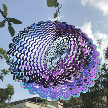 Metallischer 3D-Windspinner mit Klangspielen.