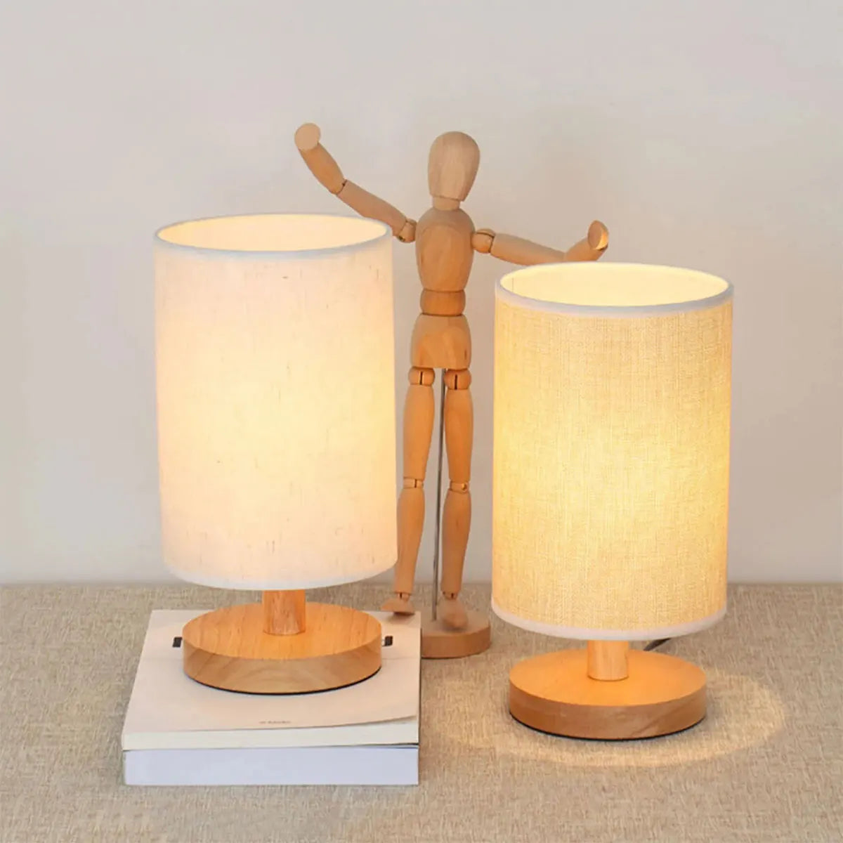 Royaleva USB Nachttischlampe mit Holzsockel und Zylinderschirm