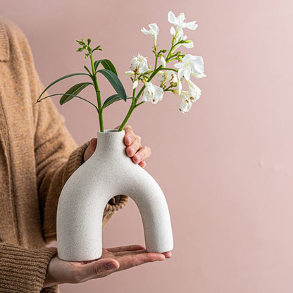 Weißer Keramikvase | Atemberaubende Blumenausstellung