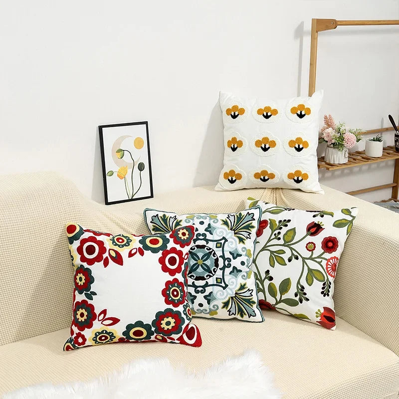BloomLinen – Bestickter Kissenbezug aus Baumwoll-Canvas mit rustikalem floralem Pracht