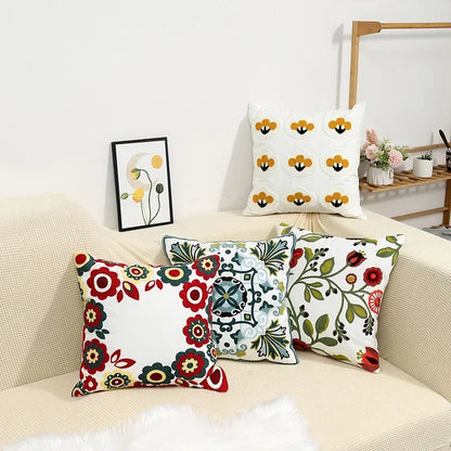 BloomLinen – Bestickter Kissenbezug aus Baumwoll-Canvas mit rustikalem floralem Pracht