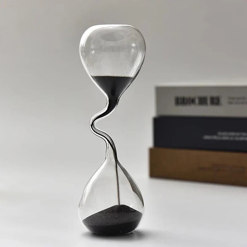 Schwarze Sanduhr im modernen Design – Kurviges Wohnaccessoire aus Glas als ästhetisches Tischornament