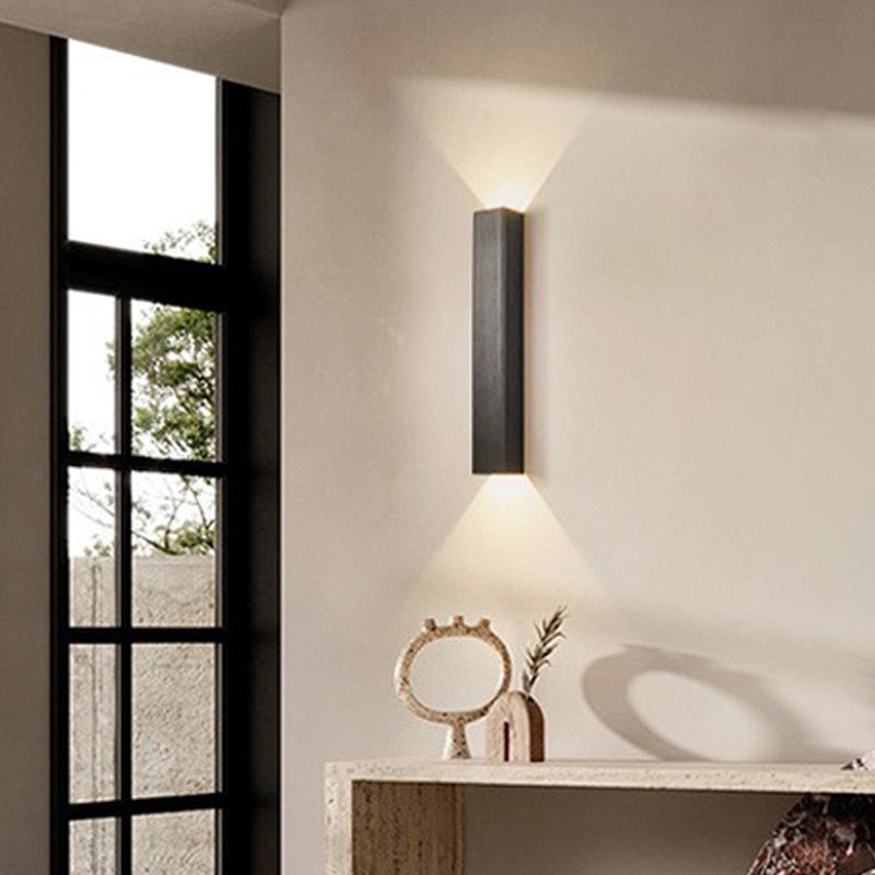 Schlanke Outdoor-Lampe für moderne Räume | LuxeLight