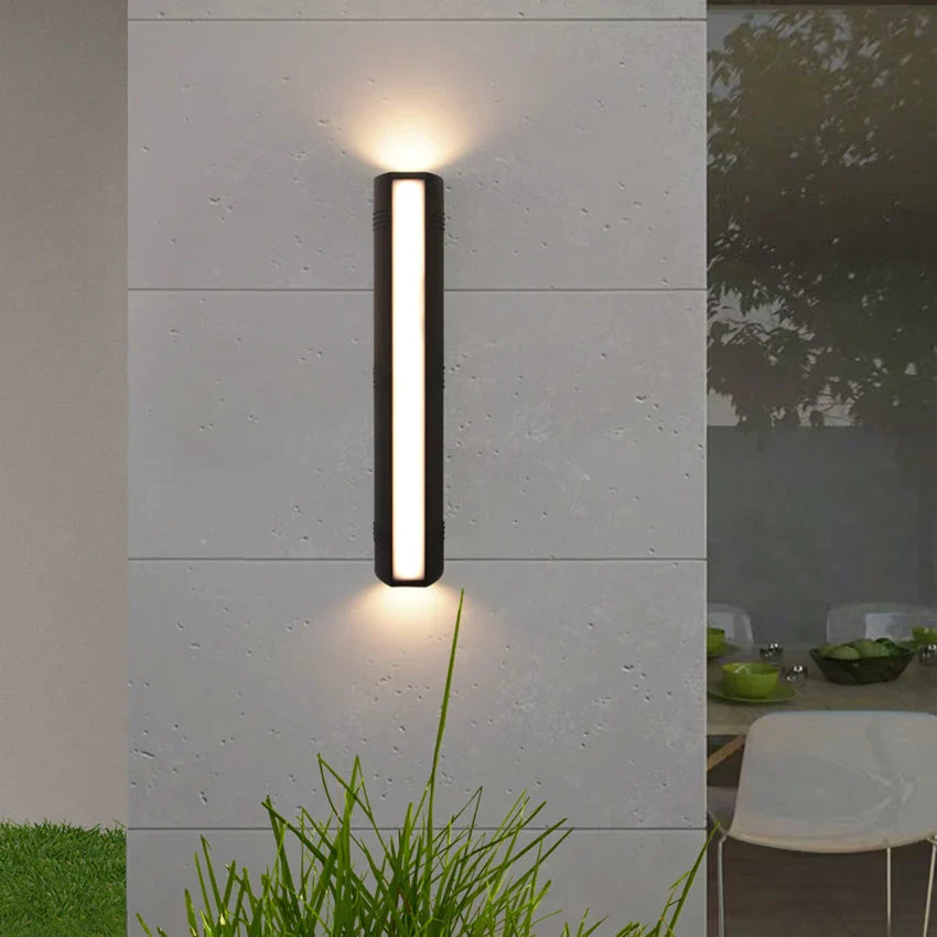 Royaleva Wasserfeste Außenwandlampe mit 3-seitiger LED-Beleuchtung