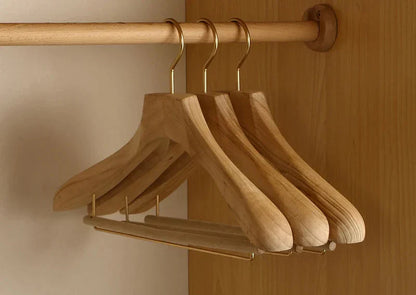 Premium Holzkleiderbügel aus Kampherholz mit breiten Schultern – Set von 2 für optimale Kleidungsorganisation