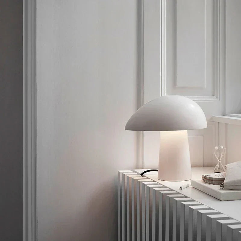 Tischlampe Juno - Minimalistisches skandinavisches Design aus Holz und Metall, LED-Beleuchtung