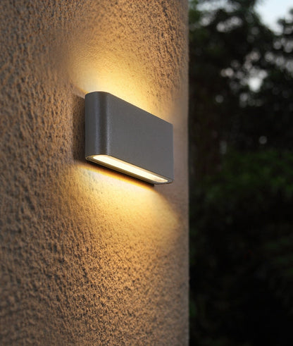 Wetterfeste Wandlampe Außen mit Sensor | GuardGlow
