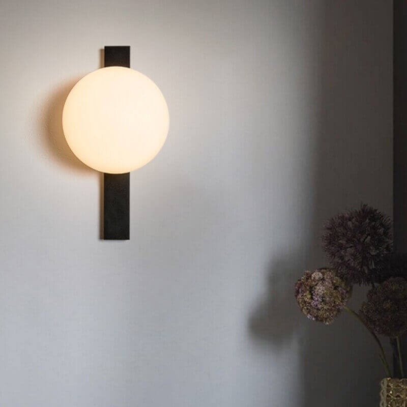 Minimalistische Nordic Wandlampe mit gefrostetem weißen Ball