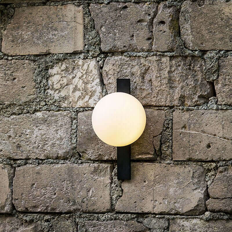 Minimalistische Nordic Wandlampe mit gefrostetem weißen Ball