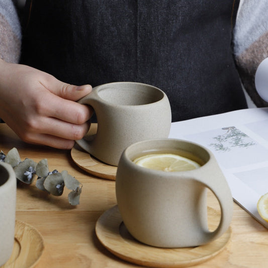 Keramikbecher im japanischen Stil mit Untertasse aus Holz