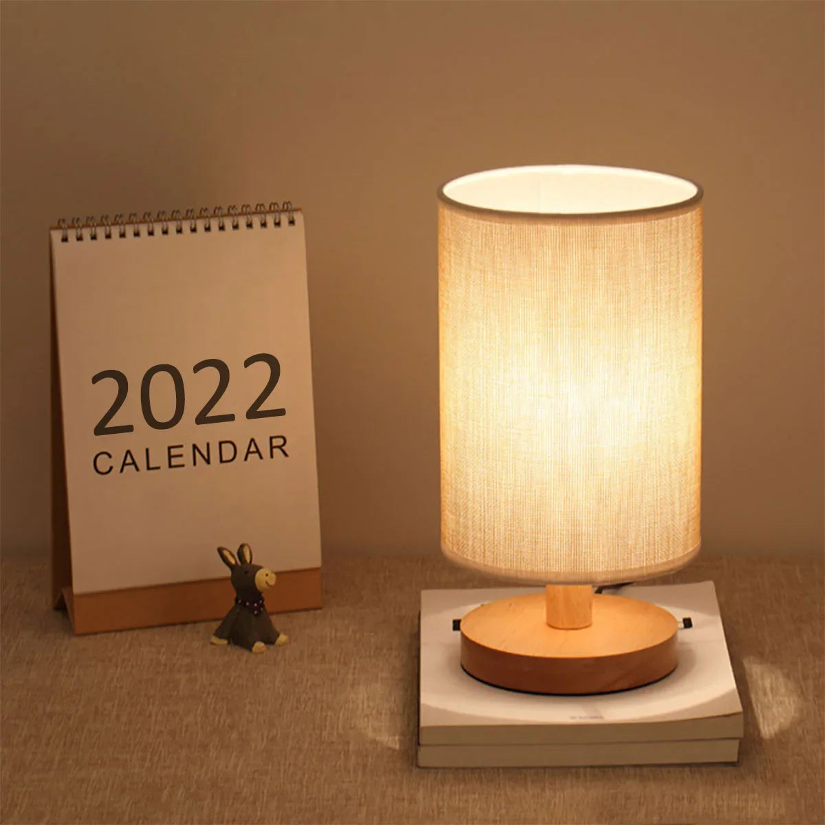 Royaleva USB Nachttischlampe mit Holzsockel und Zylinderschirm