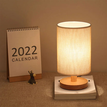 Royaleva USB Nachttischlampe mit Holzsockel und Zylinderschirm
