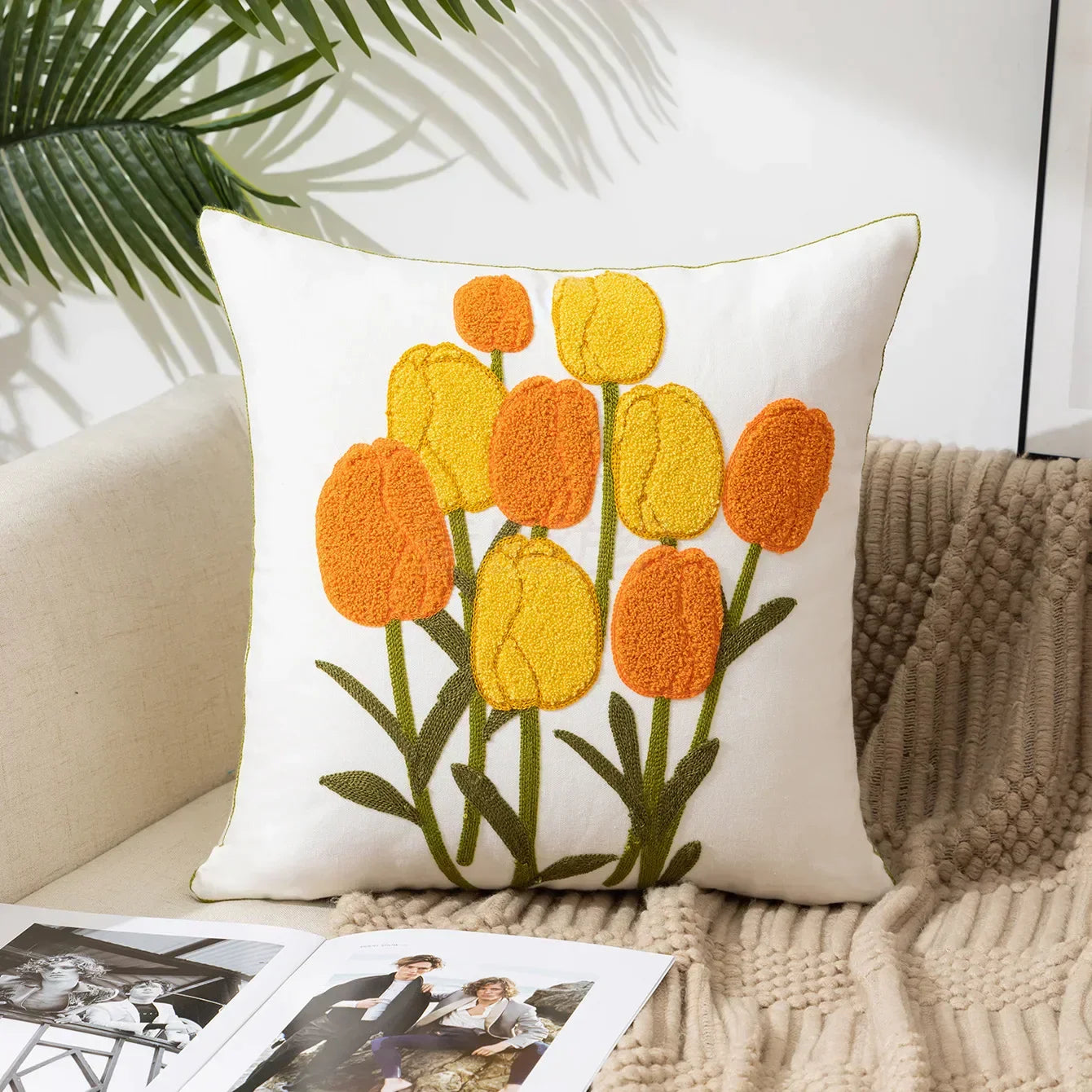 BloomLinen – Bestickter Kissenbezug aus Baumwoll-Canvas mit rustikalem floralem Pracht