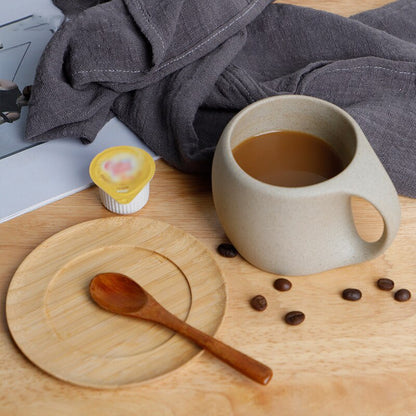 Keramikbecher im japanischen Stil mit Untertasse aus Holz