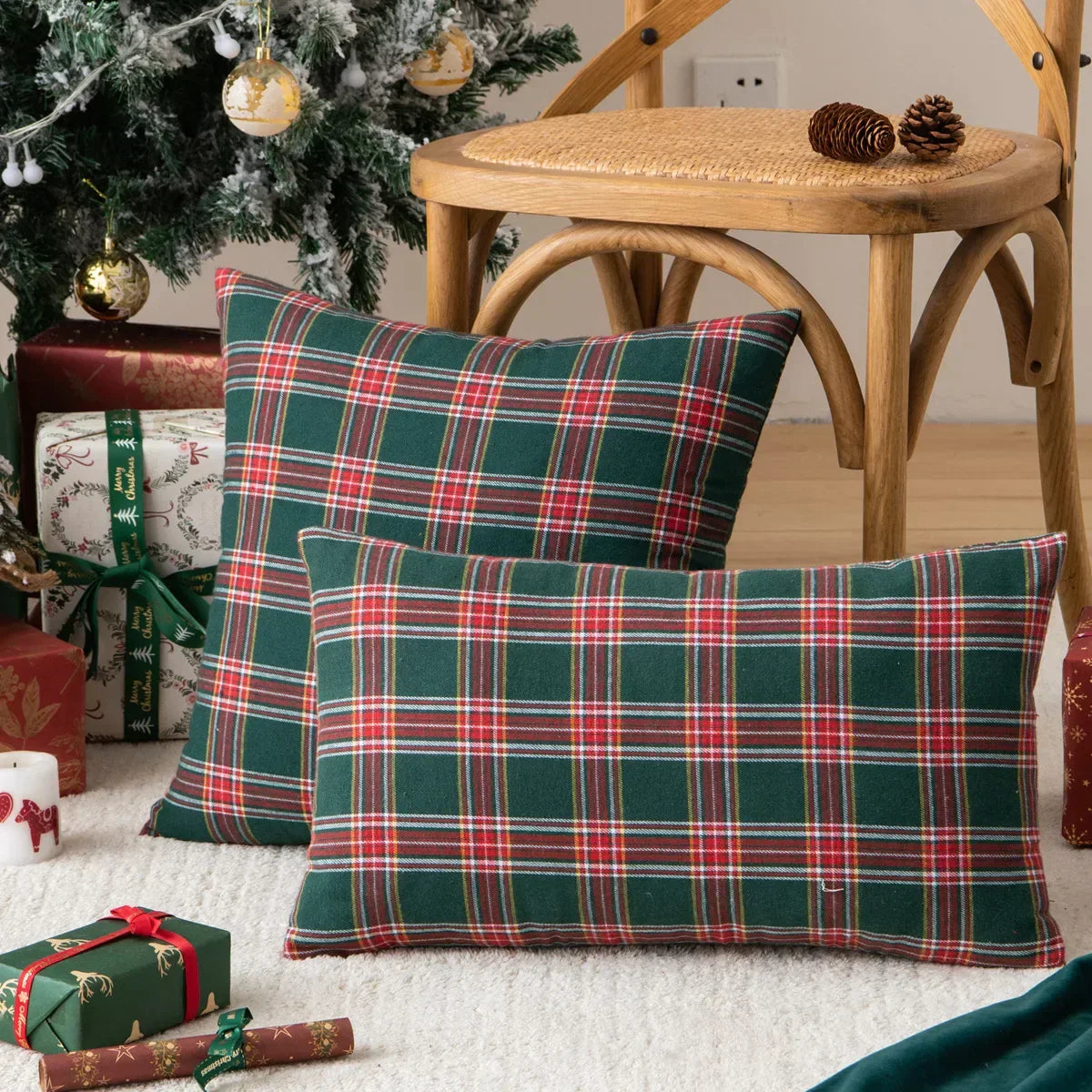 HolidayGlow – Weihnachtskaro Kissenbezug mit Schneeflockenmotiv für ein magisches Interieur