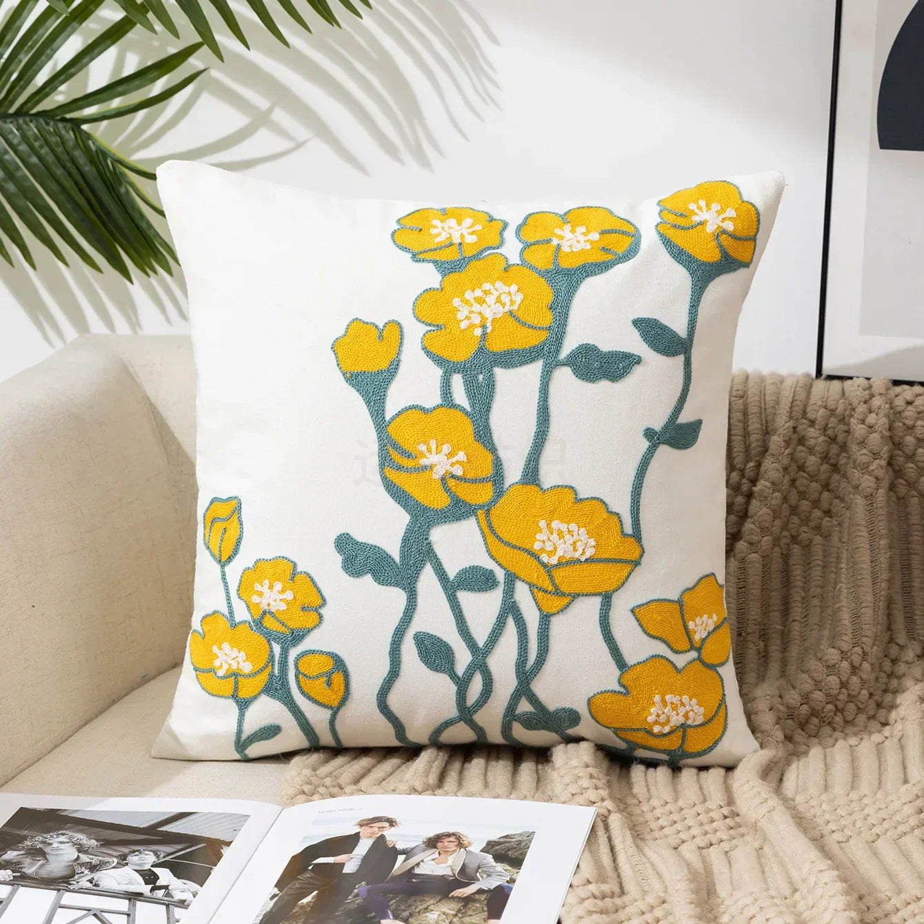 BloomLinen – Bestickter Kissenbezug aus Baumwoll-Canvas mit rustikalem floralem Pracht