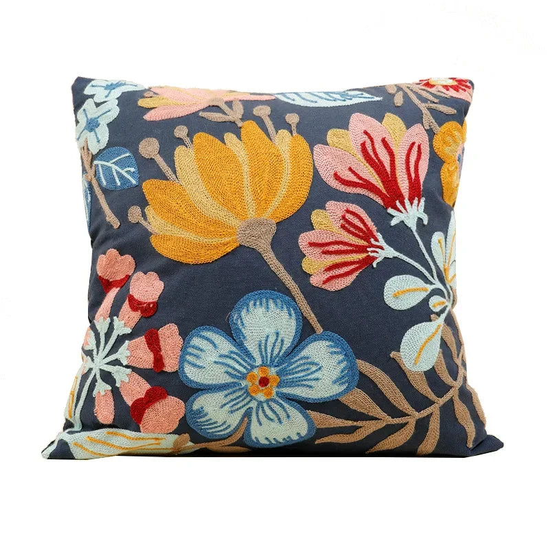 BloomLinen – Bestickter Kissenbezug aus Baumwoll-Canvas mit rustikalem floralem Pracht