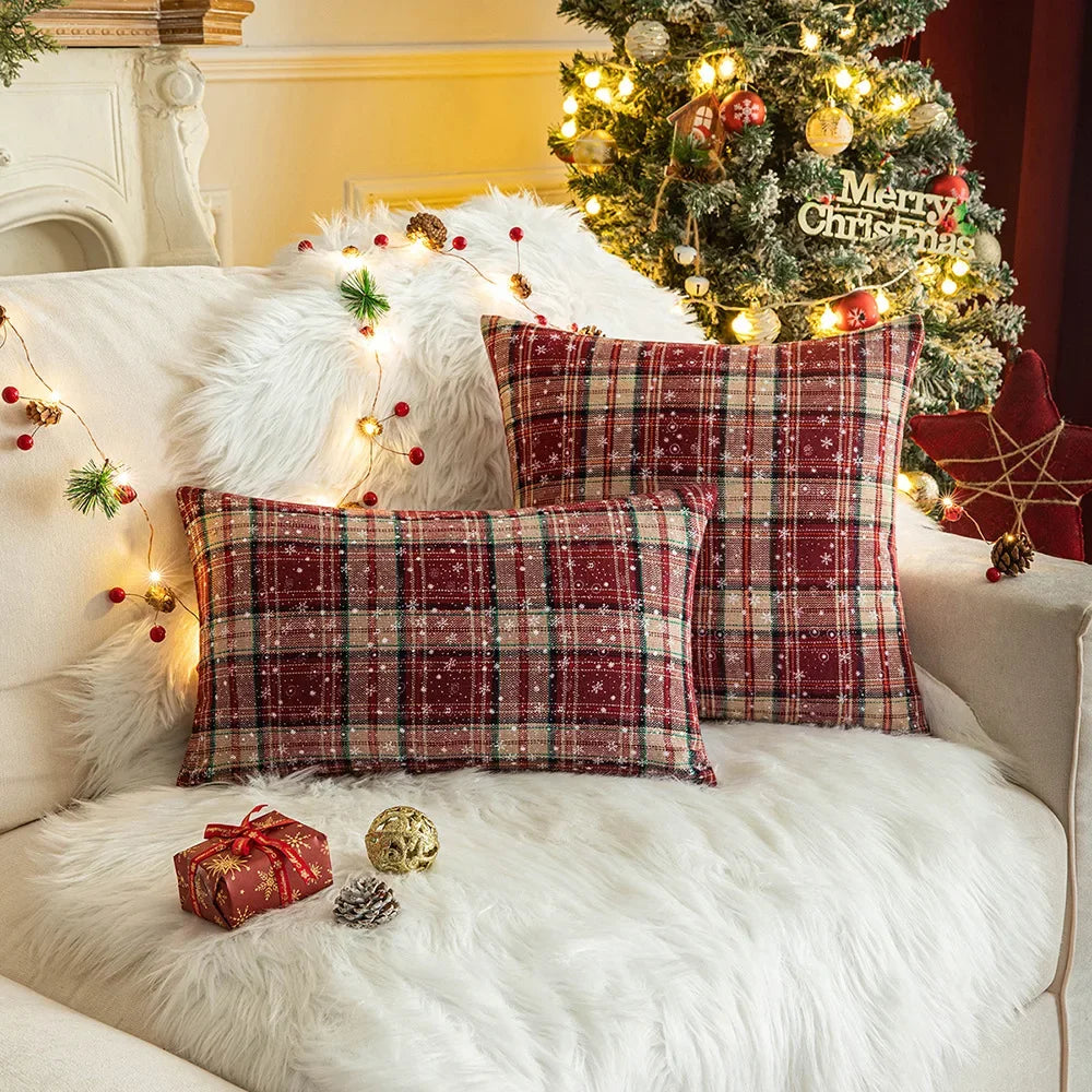 HolidayGlow – Weihnachtskaro Kissenbezug mit Schneeflockenmotiv für ein magisches Interieur