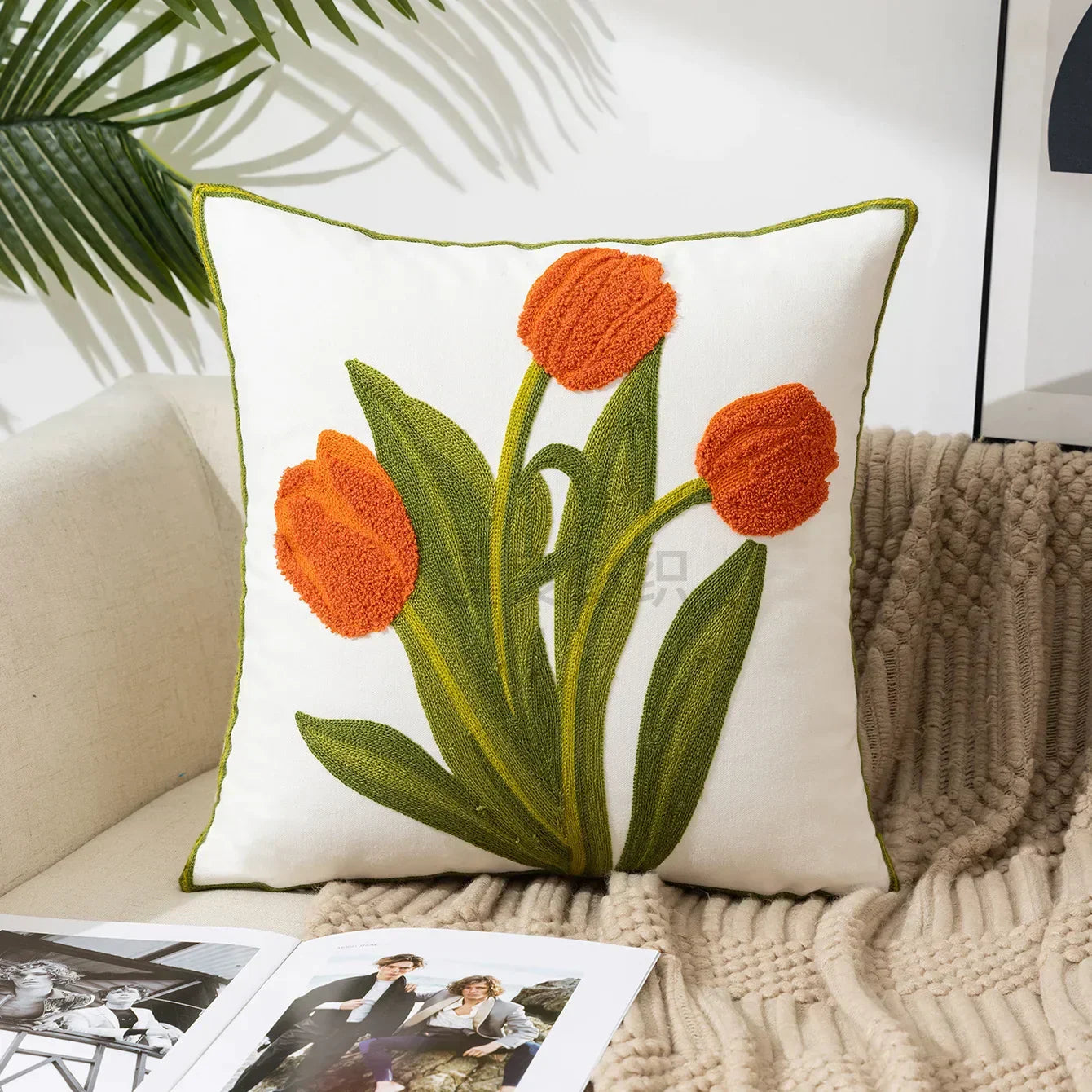 BloomLinen – Bestickter Kissenbezug aus Baumwoll-Canvas mit rustikalem floralem Pracht