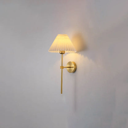 Garduru Vintage Wandlampe | Plissee-Stoffschirm | Eleganter Arm | Klassische Beleuchtung