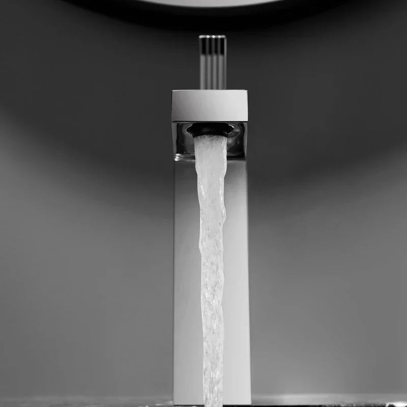 Wasserhahn aus Metall – Designer-Waschtischarmatur