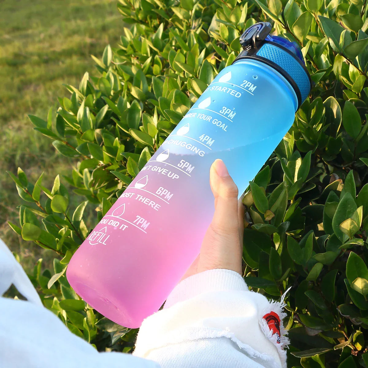 Motivierende Wasserflasche mit Farbverlauf und Zeitmarkierung, auslaufsicherer Becher, 1 l