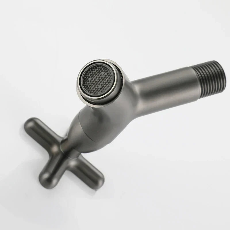 Wandmontierter Kaltwasserhahn aus Messing