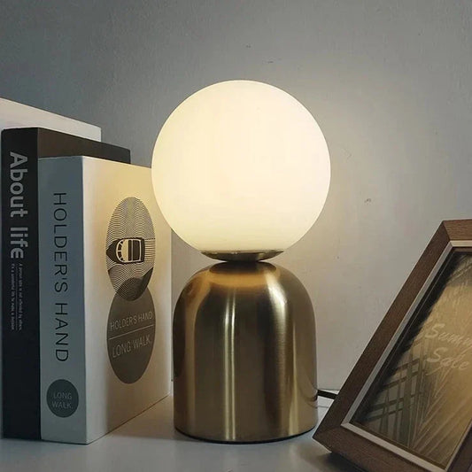 NordLume – Stilvolle Eisen Tischlampe für ein zeitloses Interieur