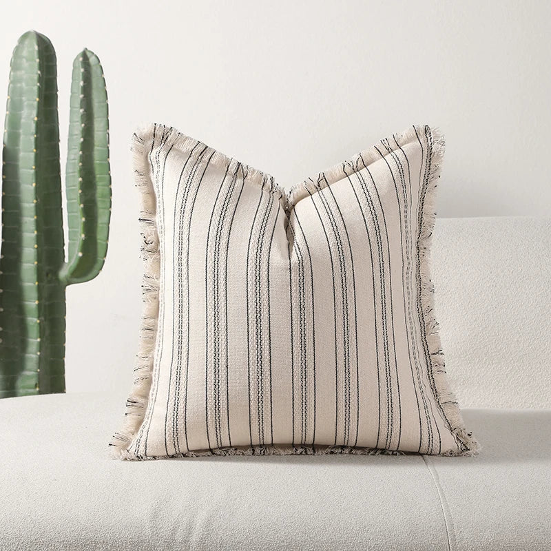 ScandiLuxe – Elegante Jacquard Kissenbezug mit feinen Fransen Details
