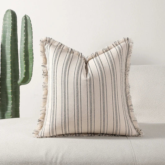 ScandiLuxe – Elegante Jacquard Kissenbezug mit feinen Fransen Details