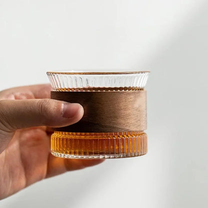 WoodFlow – Handgemachtes Tumbler-Glas mit Holzakzent für stilvolles Genießen